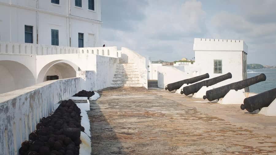Accra: Cape Coast and Elmina Private Cultural Tour - Hans Cottage lunch: slow down with lakeside nature