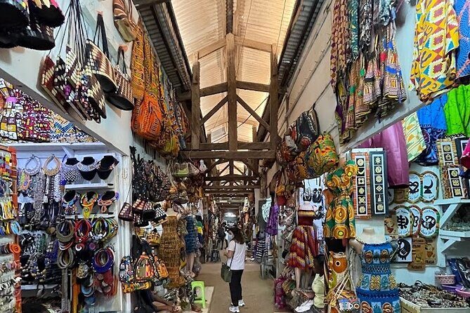 Accra Explored: A Full-Day Private City Tour for Culture Seekers - Makola Market: what to expect from Accra’s biggest market