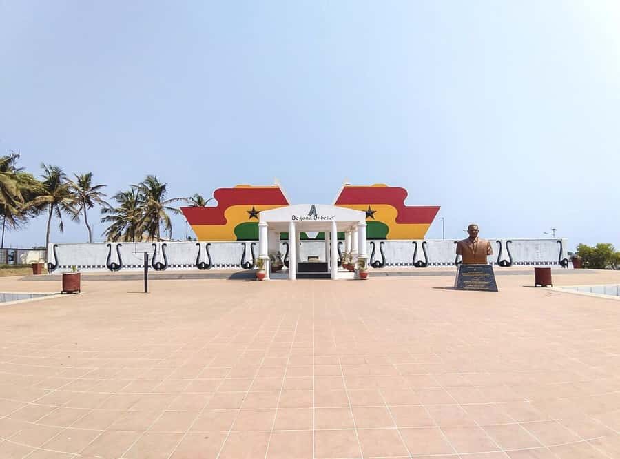 ACCRA GUIDED CITY TOUR, GHANA - Accra International Art Centre: Souvenirs Plus Drumming Lessons